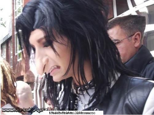 poze ha!oas3 - iar tr sa dau autografe!haha si ce fata am,nu - ^^Tokio Hotel^^