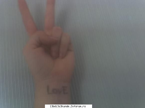 .::~poze,poze,poze~::. - am gasit o poza q mana mea pace and love - ^^Orice^^